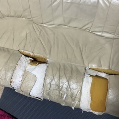 クッションに破れあり。ソファー自体ガタなくしっかりとしていますの画像