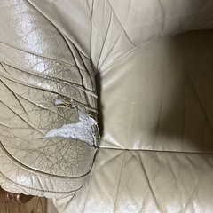 クッションに破れあり。ソファー自体ガタなくしっかりとしていますの画像