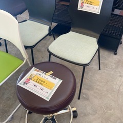 【来店歓迎】新入荷 オフィスチェア ミーティングチェア 回転スツール パンフレットラック 検)事務机 オフィス チェア　会議 椅子　ロッカー　ミーティングテーブル　応接ソファ 店舗 事務所 什器　書庫 本棚 ラック デスク スチール 美品多数 格安 【中古オフィス家具】の画像