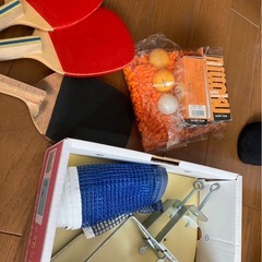 卓球台、ラケットの画像