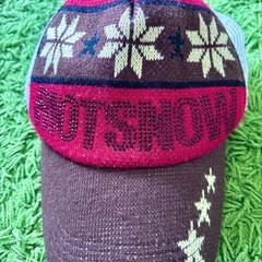 ❄️赤×ストーンがきらめく冬のアクセント帽子✨ノルディック柄で季節感たっぷり⛄可愛く上品なワンポイントに…♡の画像