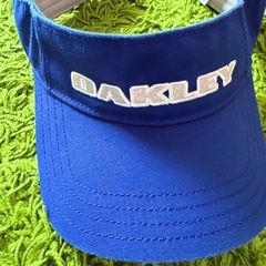 🏌️‍♀️OAKLEY サンバイザー💙ほぼ未使用の美品♡スポーティー×上品な大人コーデに…500円の嬉しいお得アイテム⛳️の画像
