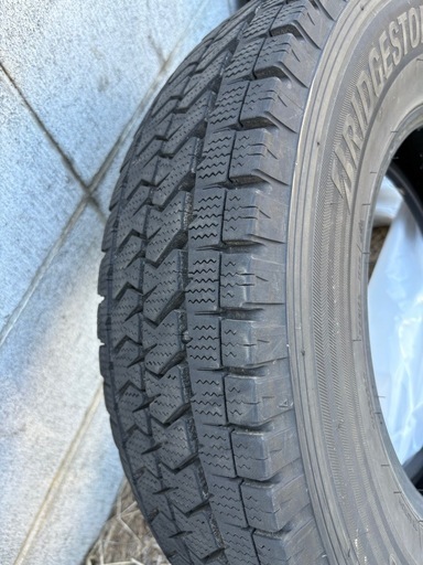 ブリヂストン ブリザック 195/80/15 冬タイヤ バリ溝 ハイエース等