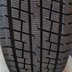 ワンシーズン使用のみ　半額以下スタッドレスタイヤ　ホイール付き４本　の画像