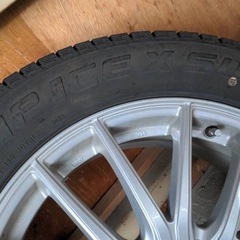ワンシーズン使用のみ　半額以下スタッドレスタイヤ　ホイール付き４本　の画像