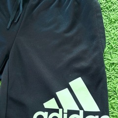 お取置き中✨adidas 子供用半ズボン PRIMEGREEN♡鮮やかネイビー×存在感ロゴで元気におしゃれ✨美品400円💖の画像