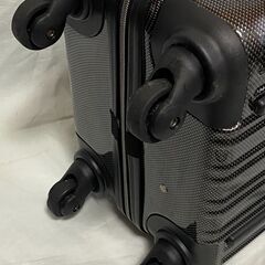 カーボン調　小型　スーツケース　2泊3日程度　の画像