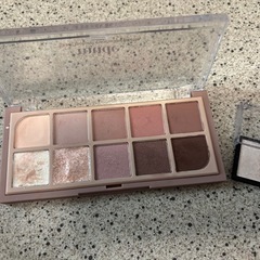 mudeアイシャドウとマキアージュアイシャドウの画像