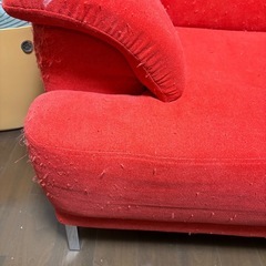 鮮やかな赤のソファの画像