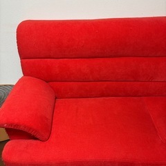 鮮やかな赤のソファの画像