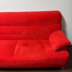 鮮やかな赤のソファの画像