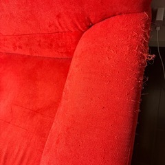 鮮やかな赤のソファの画像
