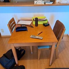 ダイニングテーブル(木製)、椅子２脚　(木製)の画像