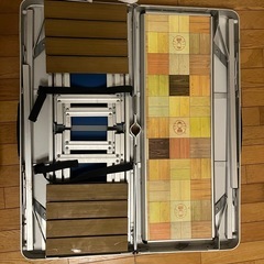 折りたたみテーブルと椅子の画像