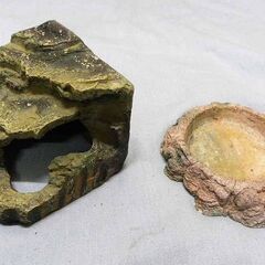 中古　爬虫類用品、シェルター＆えさ入れ４個セットの画像