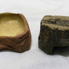 中古　爬虫類用品、シェルター＆えさ入れ４個セットの画像