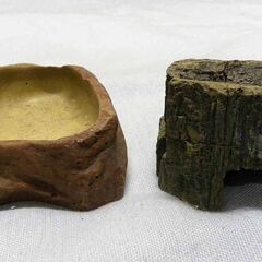 中古　爬虫類用品、シェルター＆えさ入れ４個セットの画像