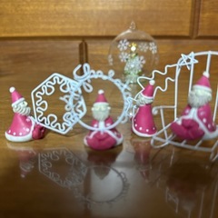 ガラスのツリーとサンタの画像