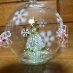 ガラスのツリーとサンタの画像