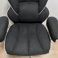 ゲーミングチェア　オットマン付き
の画像