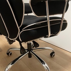 ゲーミングチェア　オットマン付き
の画像