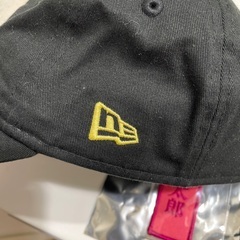 阪神タイガースNEWERAキャップと、梅野選手グッズの画像