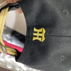 阪神タイガースNEWERAキャップと、梅野選手グッズの画像