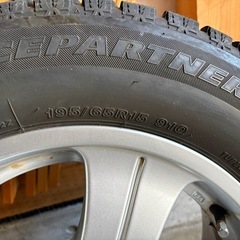 ブリヂストンスタッドレスタイヤ195/65/15の画像