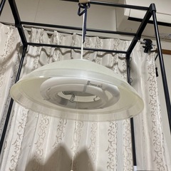 吊り下げ電球の画像