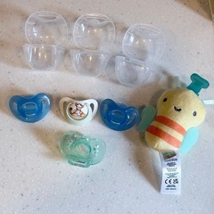 おしゃぶり 4個 とシリコン製 歯固めセットの画像