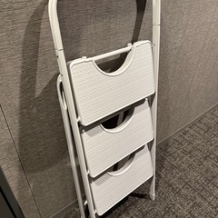 折りたたみ脚立の画像