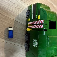 大きな車のおもちゃの画像