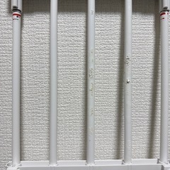 伸縮可能な突っ張り棚の画像