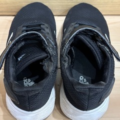 adidas スニーカーの画像