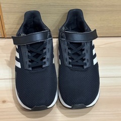 adidas スニーカーの画像