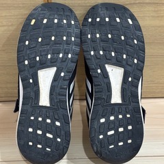 adidas スニーカーの画像