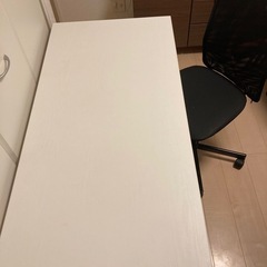 デスク、椅子のセットの画像