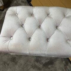 チェスターフィールド　ベルベットソファー1人がけ、オットマン付きの画像