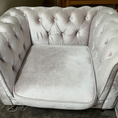 チェスターフィールド　ベルベットソファー1人がけ、オットマン付きの画像