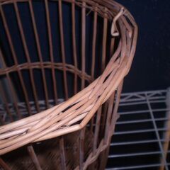 材質不明　カゴ　バスケット　直径30㎝高さ25㎝くらい　片手取っ手ないです。の画像