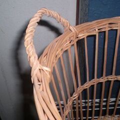 材質不明　カゴ　バスケット　直径30㎝高さ25㎝くらい　片手取っ手ないです。の画像