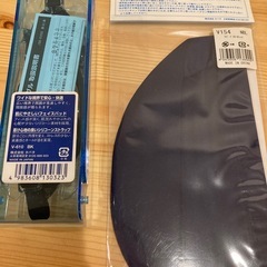 水泳キャップとゴーグルの画像