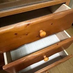 レトロな食器棚の画像