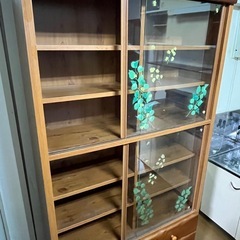 レトロな食器棚の画像