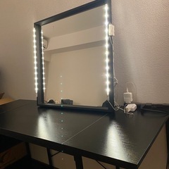 ライトミラー&チェア付きデスクの画像