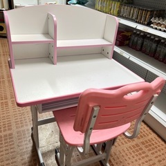 子供の勉強机の画像