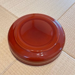 桔梗の花の模様の入った丸盆　合成漆器　の画像