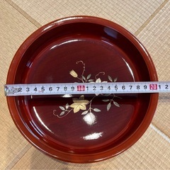 桔梗の花の模様の入った丸盆　合成漆器　の画像