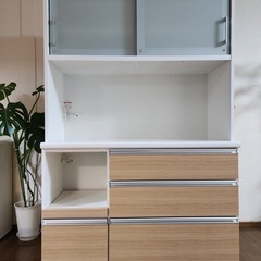 収納キャビネット ガラス扉付きの画像