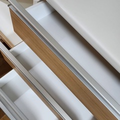 収納キャビネット ガラス扉付きの画像